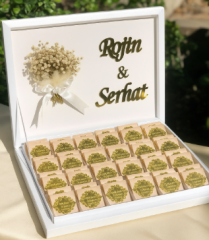 48'li Çiçek Dekorlu Pleksili Çikolata Kutusu